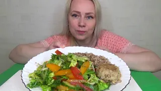 МУКБАНГ ГРЕЧКА С КОТЛЕТОЙ,САЛАТ ЛЕТНИЙ ОВОЩНОЙ///Mukbang Гречка с котлетками,овощи///не АСМР///