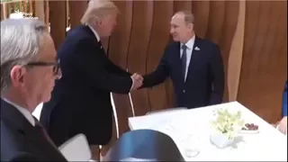 Путін і Трамп вперше потисли руки