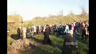 В Харьковской области священник окропил святой водой верующих