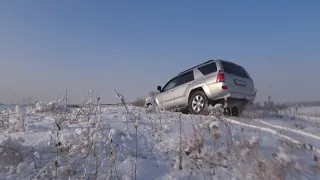 На снежной горке. 4runner едет. Полный привод. Пониженная.