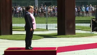 Merkel trema visibilmente durante una cerimonia a Berlino