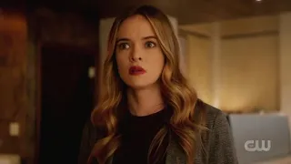The Flash 6x01 - Barry saving Caitlin