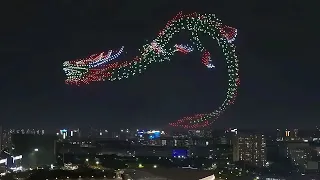 无人机灯光秀：飞龙在天︱Drone light show staged to celebrate Dragon Boat Festival in Shenzhen, China