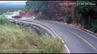 Caminhão carregado de garrafões bate em paredão do Portão do Inferno e cai de precipício em Chapada