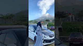 Masya Allah ukhti bercadar cantik, indah nya background pemandangan gunung