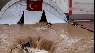 След земетресението - ново бедствие! Потоп отне живота на 20 души в Турция.