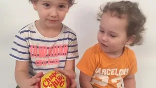 Огромный ЧУПА ЧУПС Что Внутри? Видео для детей Распаковка Giant Chupa Chups Lollipops