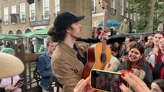 Global artist Hozier playing Cherry Wine for a very lucky crowd! Surprise pop up busking in Brighton