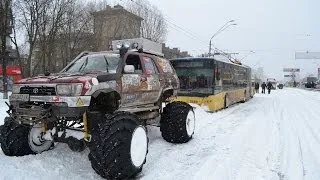 4х4 против снега и гололеда.Джиперы в Киеве помогали вытягивать засевшие машины оффроад off-road 4x4