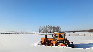 Трактор Т40  по весеннему снегу.