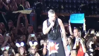 ☼ Robbie Williams live in Klagenfurt | Singing with the fans together