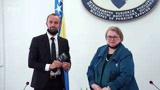 Ministrica Turković uručila diplomatski pasoš Amelu Tuki