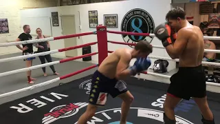 Kickboxer vs boxer sparring