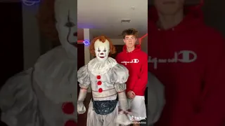 Jeremy hutchins tik tok with Pennywise ( am getting riped tonight🤣🤣