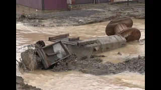 Вода прорвала дамбу и затопила сотни актюбинских дворов