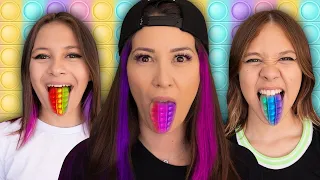 LINGUA DE POP IT COM BIANKINHA E MAYUMI ! - Familia Maloucos