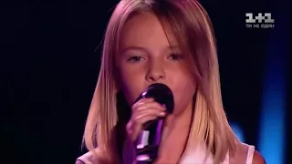 Garota de 9 aninhos, detona cantando musica de Demi Lovato.