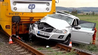 Train crashes into car - srážka vlaku s autem - Opava - Otice