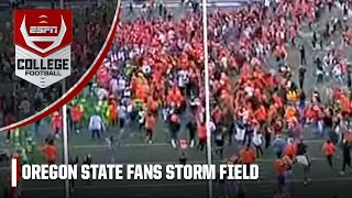 Oregon State fans STORM the field as they defeat the Oregon Ducks in Rivalry Week 👀