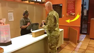 Ein Soldat bestellt bei Taco Bell, doch dann wird er auf zwei Jungen aufmerksam