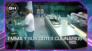 Mientras todos duermen, Emma prepara una torta en la cocina - Gran Hermano