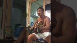 Красавчик казахстанец в Южной Корее отбирает на гитаре!