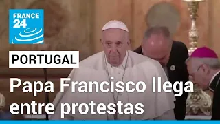 En Portugal, el papa Francisco fue recibido con protestas y denuncias de abuso sexual