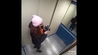 портрет путина в лифте)))) реакция людей))))