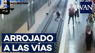 Un joven tira a las vías del metro a un hombre en Alemania