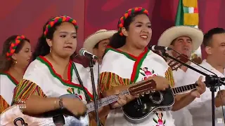 Grupo "Veracruz me llena de orgullo" celebra a las mamás en la mañanera