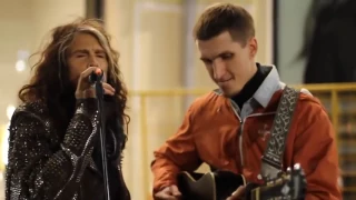 Steven Tyler Sings with a street musician