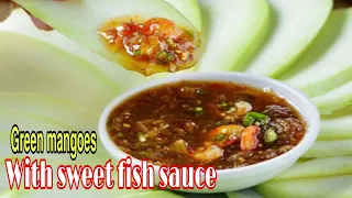 Thai fruit dip -Green Mangoes with sweet fish sauce ( Ma Mueang Nampra Wan)