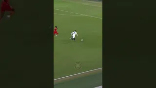 Unbelievable Trick Leaves Defender Stunned! 😵