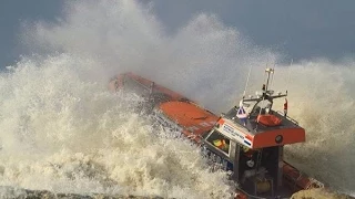 KNRM Katwijk herfst-stormoefening met reddingboot De Redder