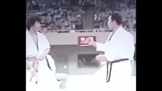 Mikio Yahara vs Mori shot a video. Fight of the Shotokan karate system.