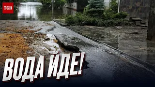 🌊 В Херсоні вода відступає! На вулицях залишається багнюка і човни