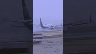 FANTASTIC BAD WEATHER LANDING Ryanair Boeing 737 at Faro Airport