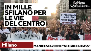 Manifestazione dei "no green pass" a Milano: circa mille persone sfilano per le vie del centro