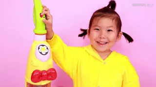 Beanie vacuum cleaner toy! Sophia helps her mother clean the children's story