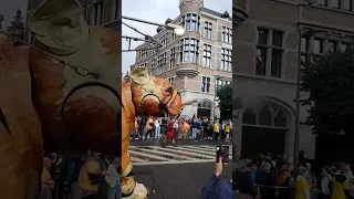 Giant Dogs parade on the street of #Antwerpen #belgië #royaldeluxe #reuzen