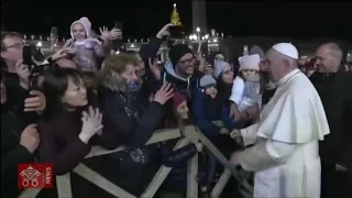Papa Francisco repreende com tapas na mão mulher deu puxão no braço