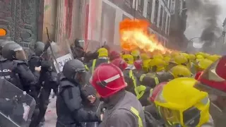 Spagna, scontri tra polizia e pompieri: fiamme sugli agenti