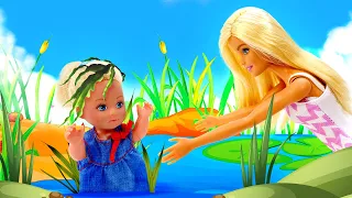 A Barbie comprou um trailer novo para acampar! Novelinha com bonecas Barbie em português