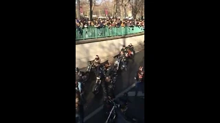 Hommage à Johnny : le cortège des bikers complet sur les Champs-Elysées