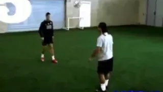 C.RONALDO  VS RONALDINHO FREESTYLE.