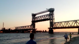 Мост Затока поднимается