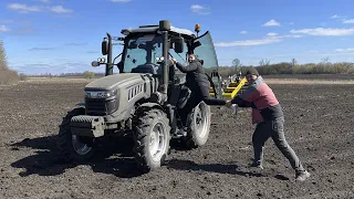 Все буде Україна! Донька відібрала новий трактор СКАУТ TB-904С, два трактористи — лихо в родині...