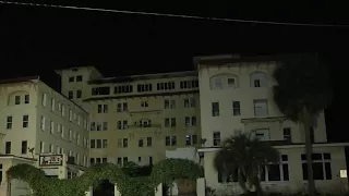 Fire damages abandoned hotel