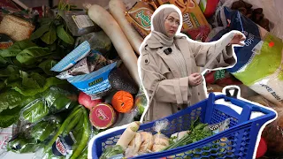 Wocheneinkauf einer Großfamilie im Türkischen Supermarkt