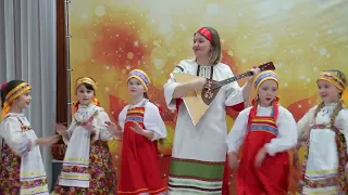 "На пенечке мы сидели"